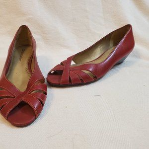 Naturalizer low wedge sandal, red leather 5.5m